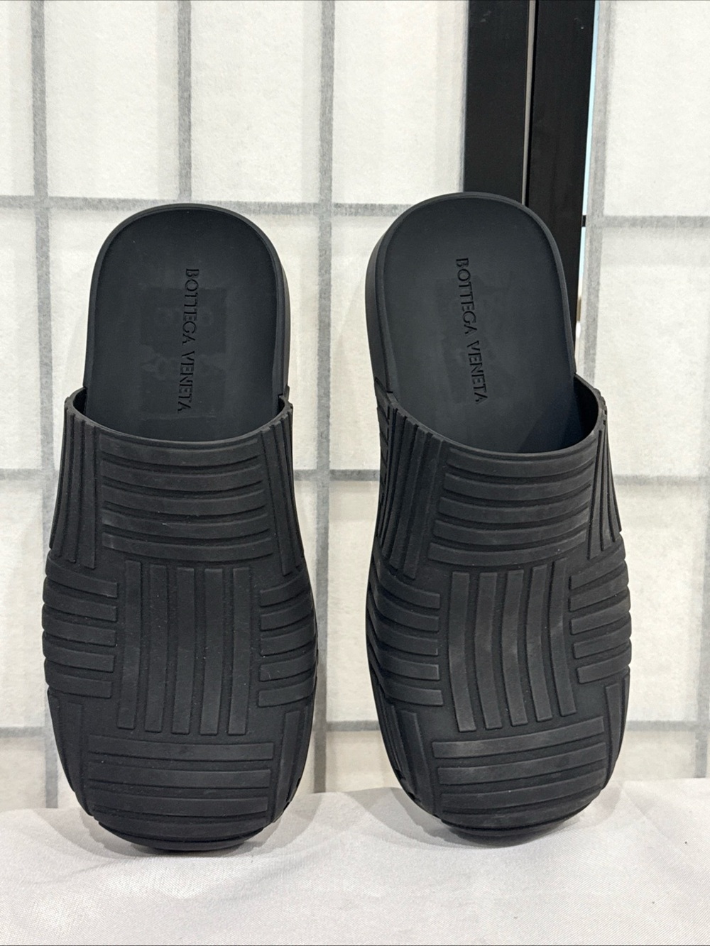 Bottega Veneta Rubber Slide Sandals Black Texture Slides Men’s US 9 EU 40 - Picture 6 of 9